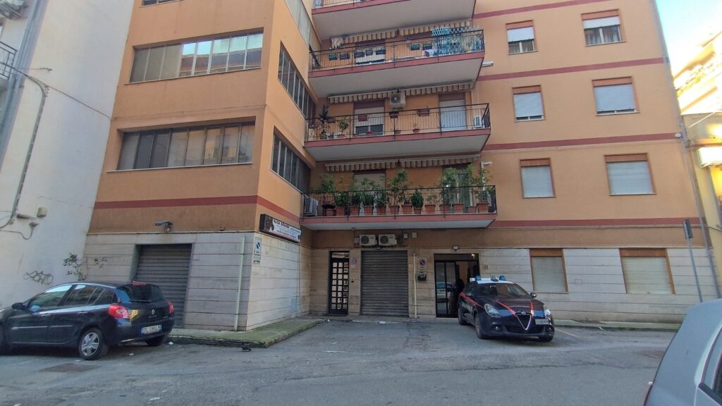 intervento via Misefari carabinieri e vigili del fuoco