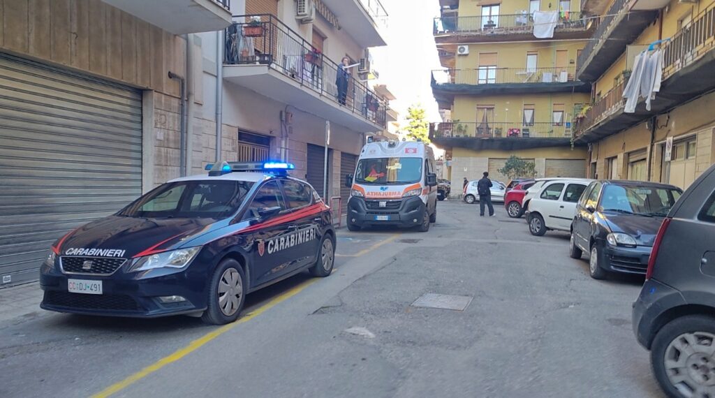intervento via Misefari carabinieri e vigili del fuoco