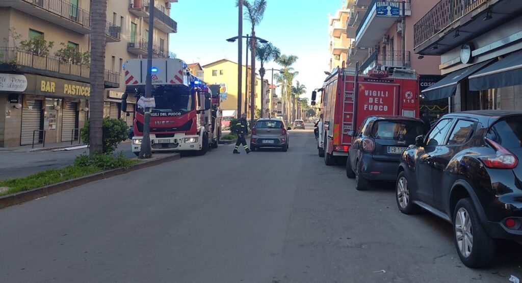 intervento via Misefari carabinieri e vigili del fuoco