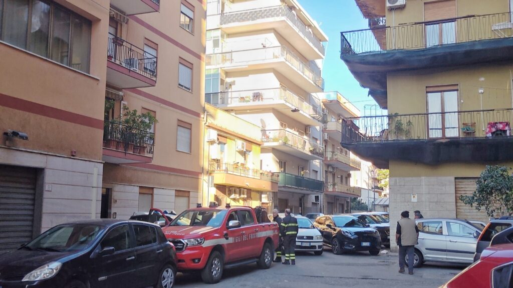 intervento via Misefari carabinieri e vigili del fuoco