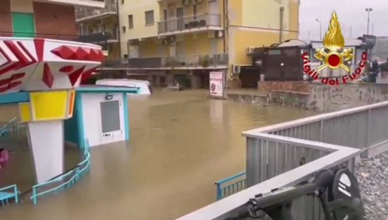 Il maltempo flagella il Sud: allerta arancione in Calabria e Sicilia, raffiche fino a 117 km/h