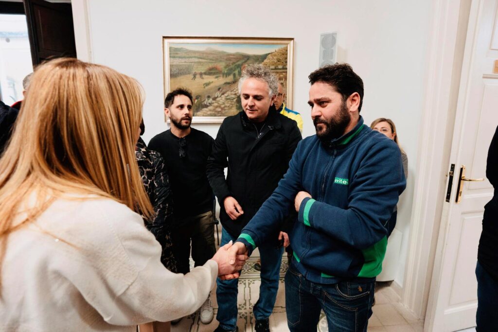 meloni in sicilia a niscemi