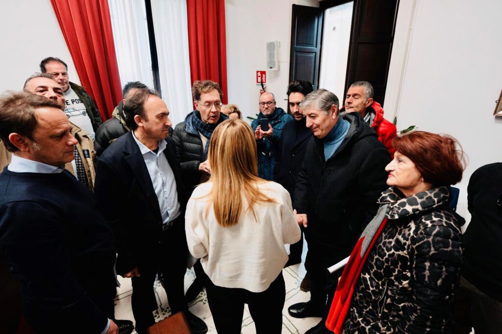 meloni in sicilia a niscemi