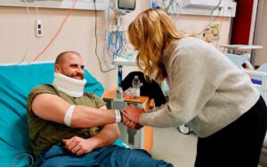 meloni fa visita ai poliziotti feriti a Torino