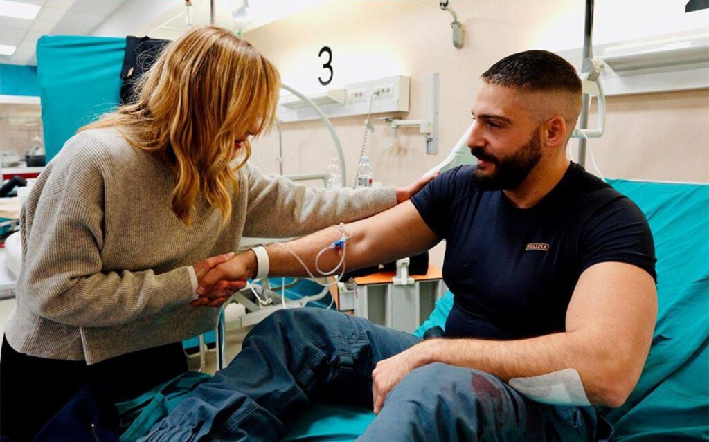 meloni fa visita ai poliziotti feriti a Torino