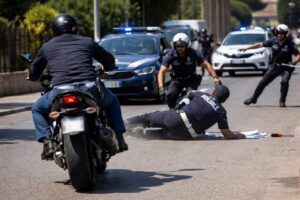 motociclista investe polizia locale