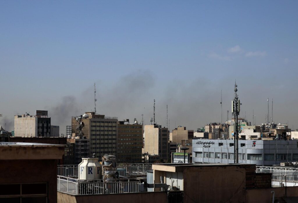 nubi fumo in iran per attacco da usa e israele