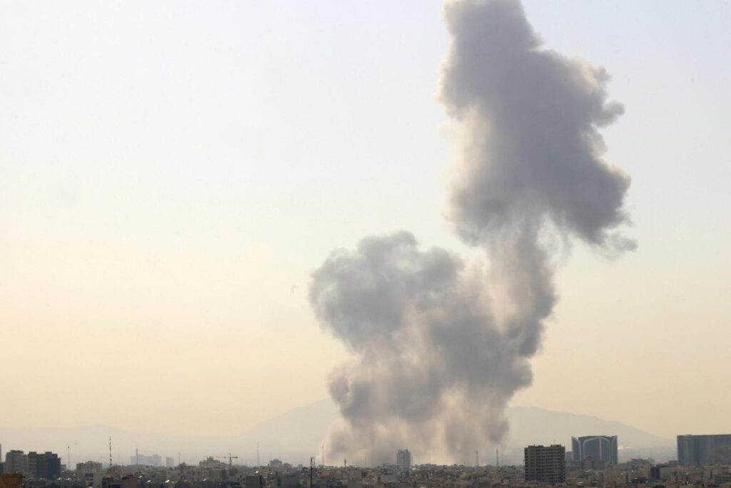 nubi fumo in iran per attacco da usa e israele