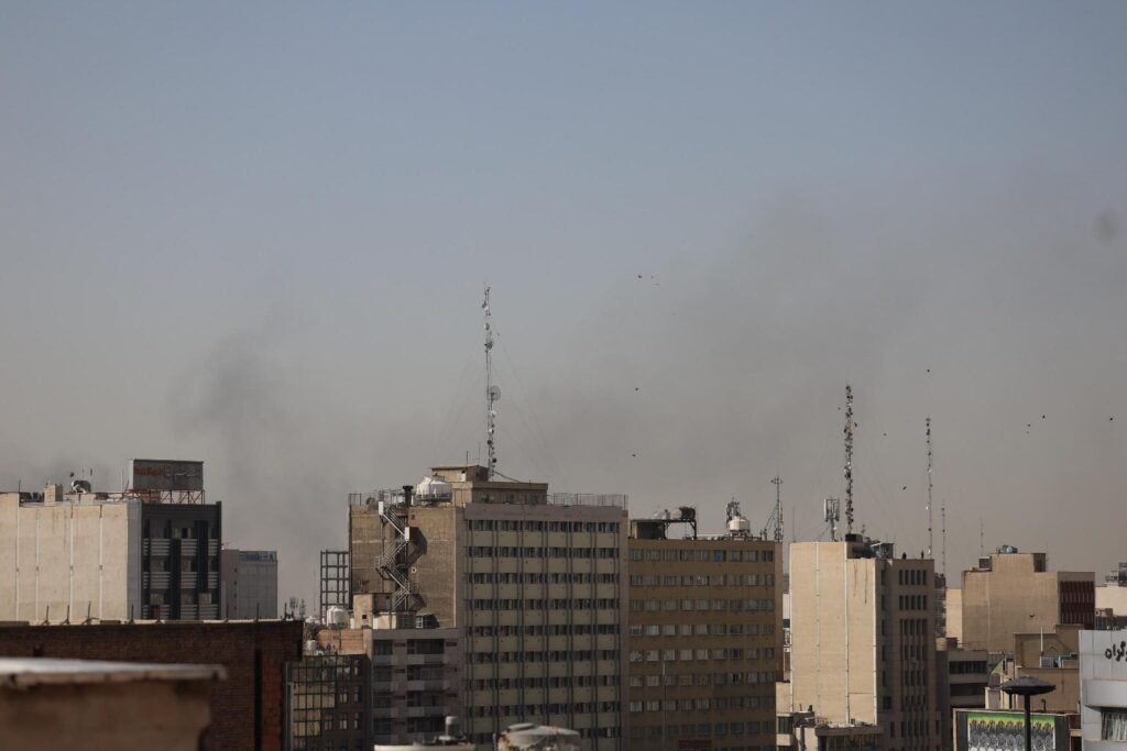 nubi fumo in iran per attacco da usa e israele