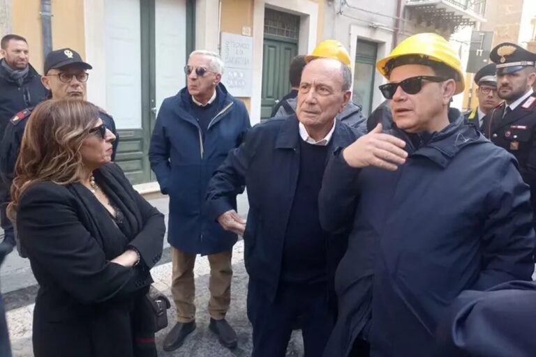 Sopralluogo di Schifani a Niscemi, consegnate le case agli sfollati: “la frana si è fermata”