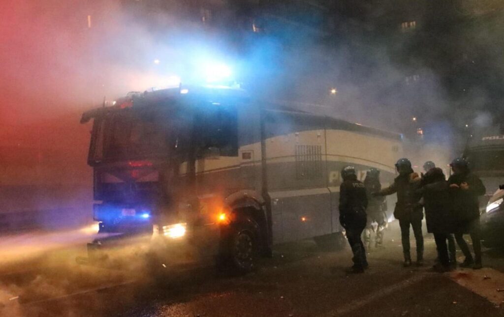 scontri-polizia-manifestanti-corteo-contro-olimpiadi-milano-cortina