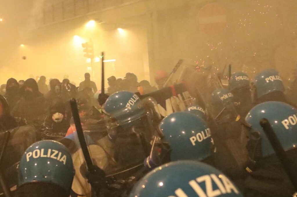 scontri-polizia-manifestanti-corteo-contro-olimpiadi-milano-cortina