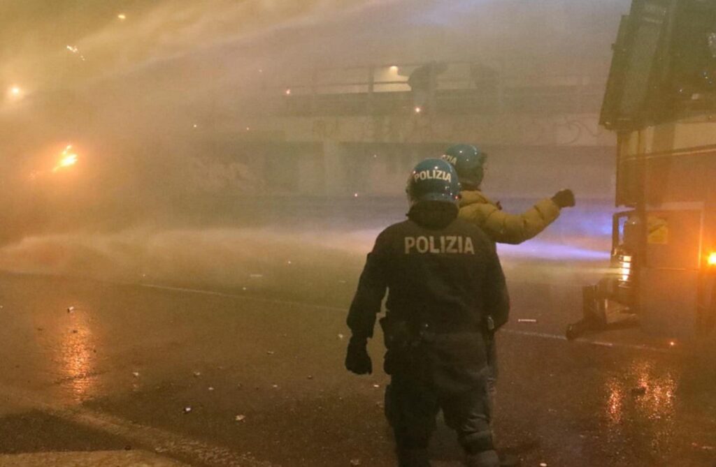 scontri-polizia-manifestanti-corteo-contro-olimpiadi-milano-cortina