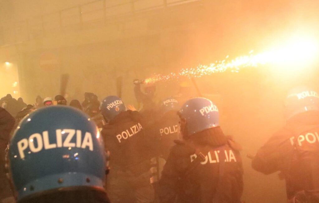 scontri-polizia-manifestanti-corteo-contro-olimpiadi-milano-cortina