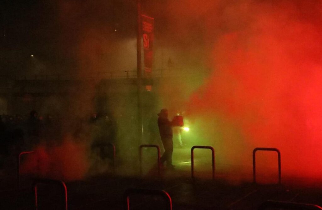 scontri-polizia-manifestanti-corteo-contro-olimpiadi-milano-cortina