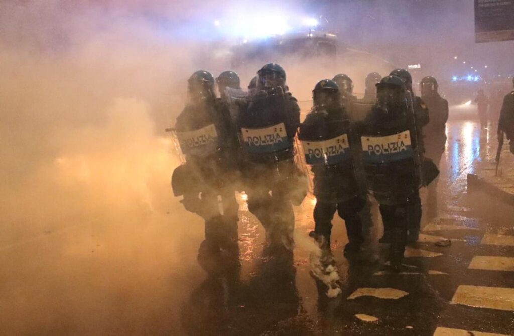 scontri-polizia-manifestanti-corteo-contro-olimpiadi-milano-cortina