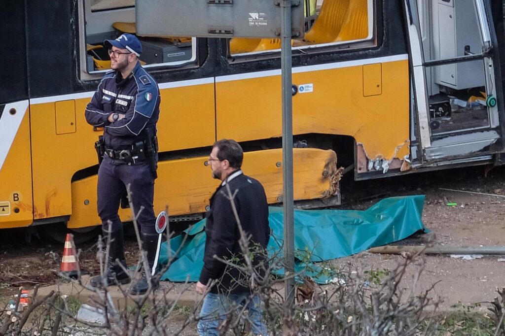 tram deraglia a milano