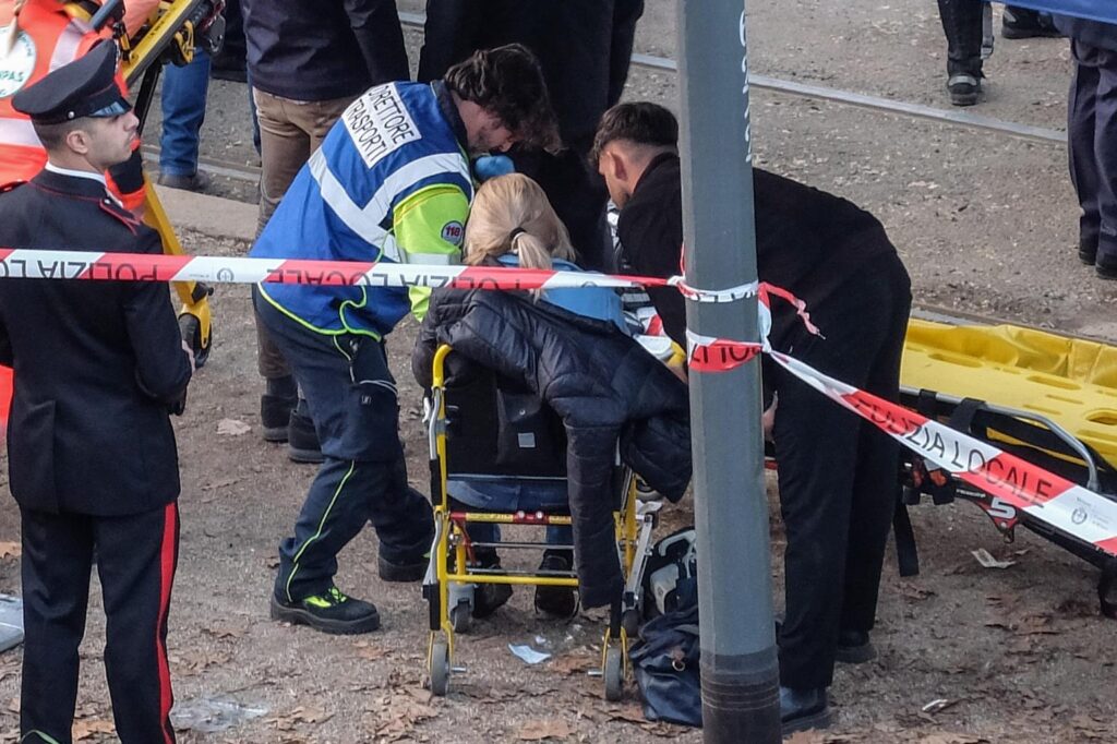 tram deraglia a milano