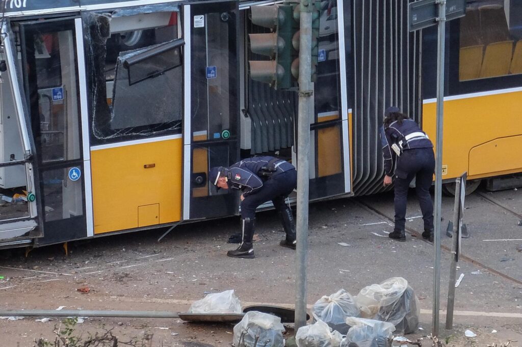 tram deraglia a milano