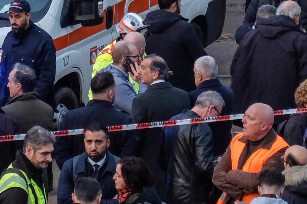 tram deraglia a milano