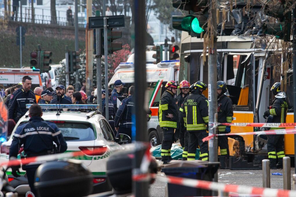 tram deraglia a milano