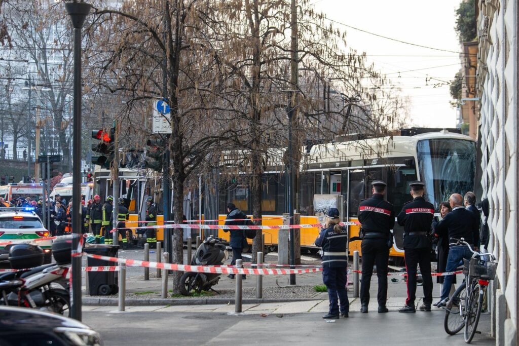 tram deraglia a milano