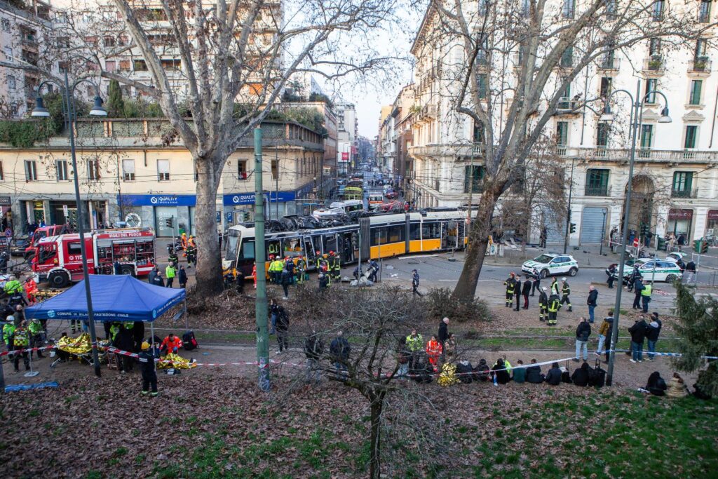 tram deraglia a milano