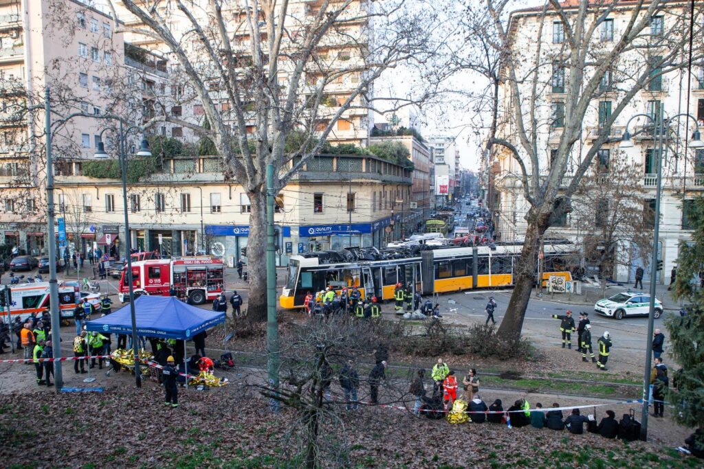 tram deraglia a milano