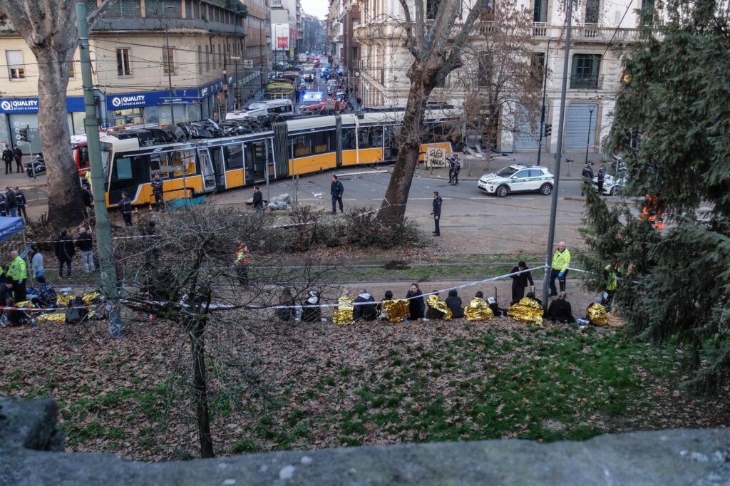 tram deraglia a milano