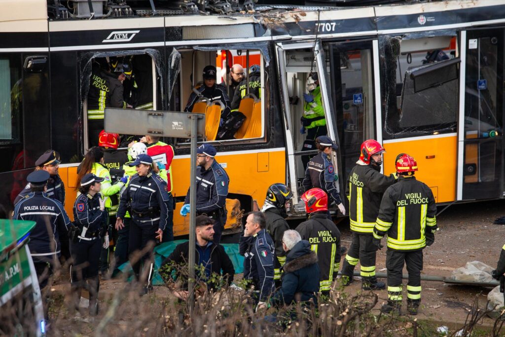 tram deraglia a milano