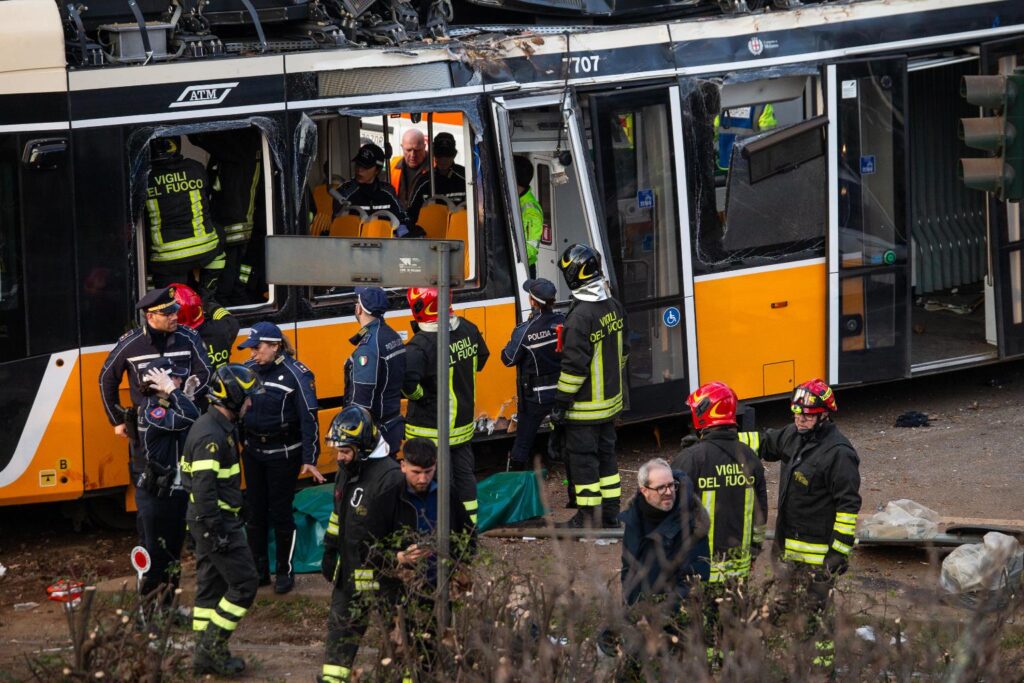 tram deraglia a milano