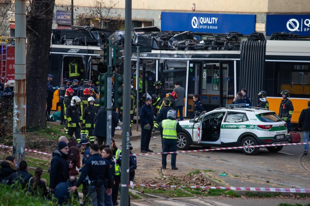 tram deraglia a milano