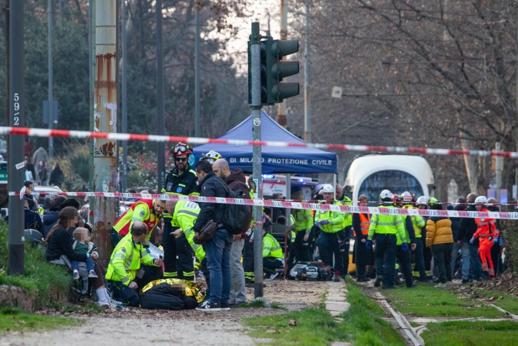 tram deraglia a milano