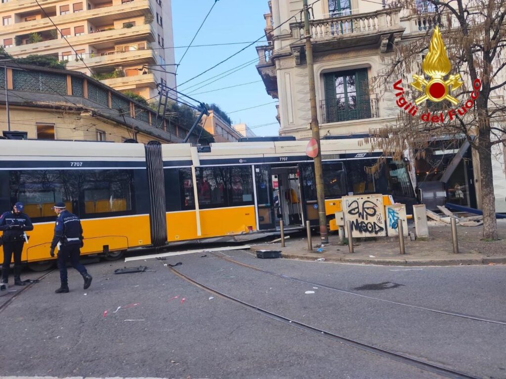 tram deraglia a milano