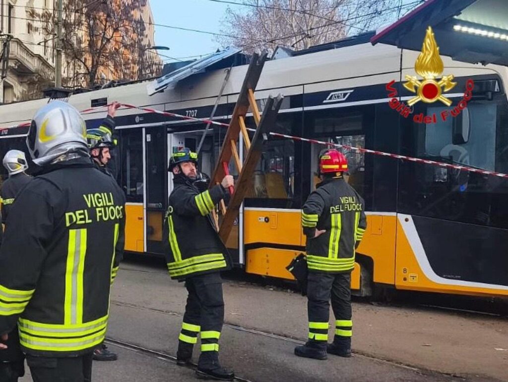 tram deraglia a milano