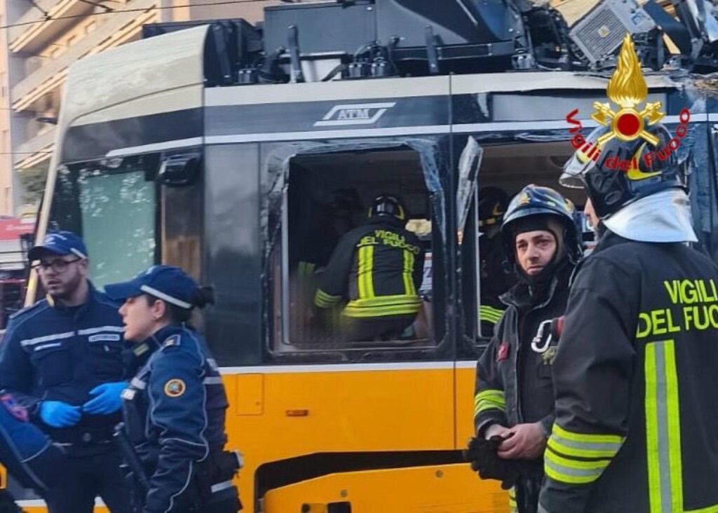 tram deraglia a milano