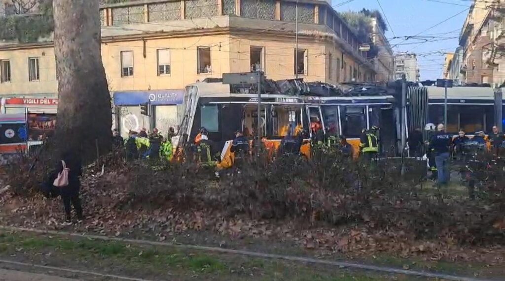 tram deraglia a milano