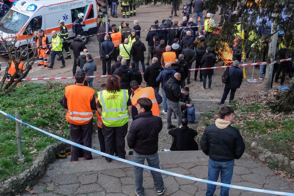 tram deraglia a milano