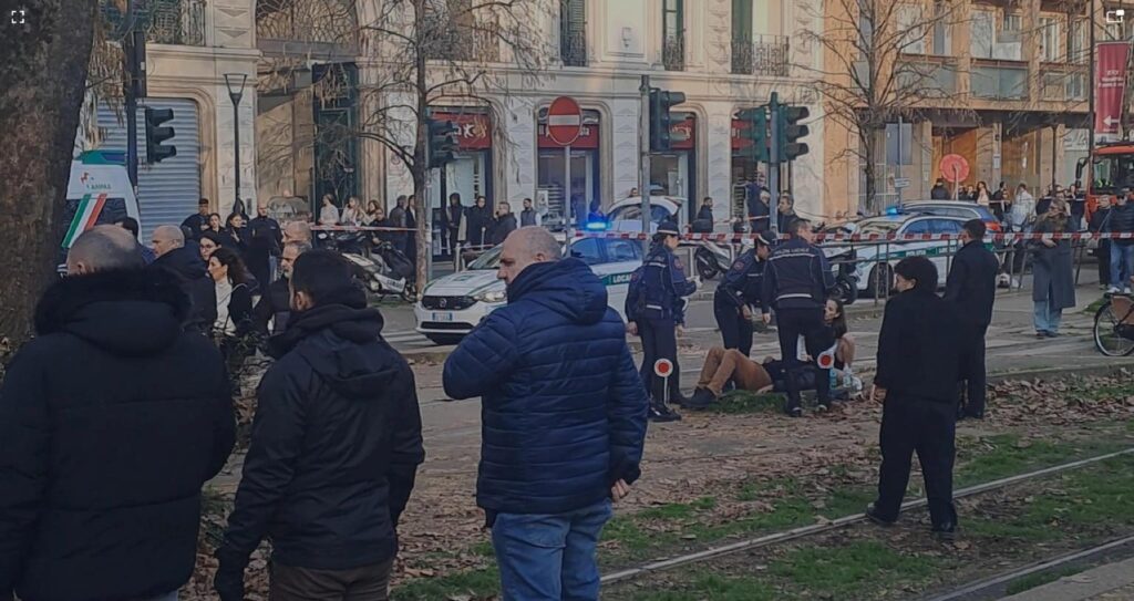 tram deraglia a milano