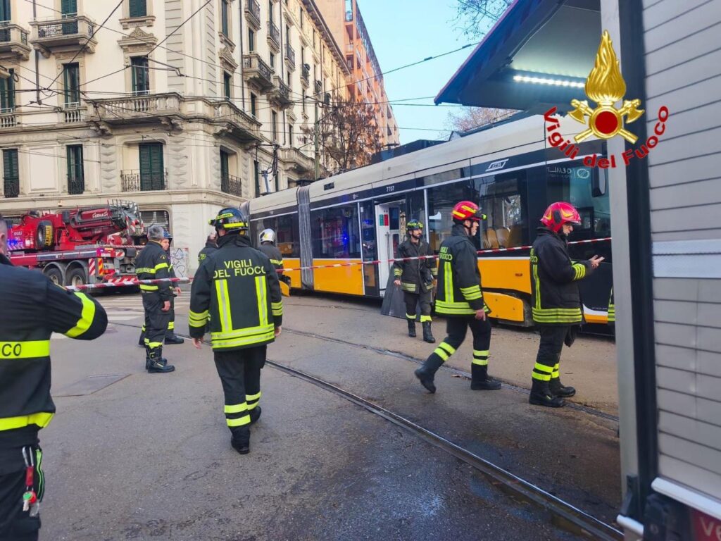 tram deraglia a milano