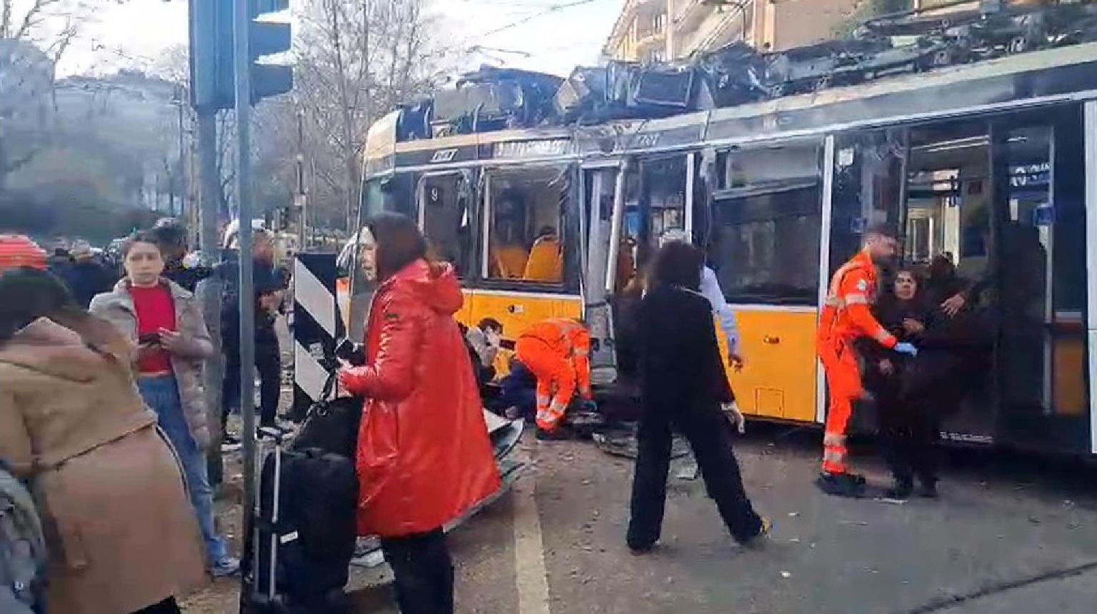 tram deraglia a milano (32)