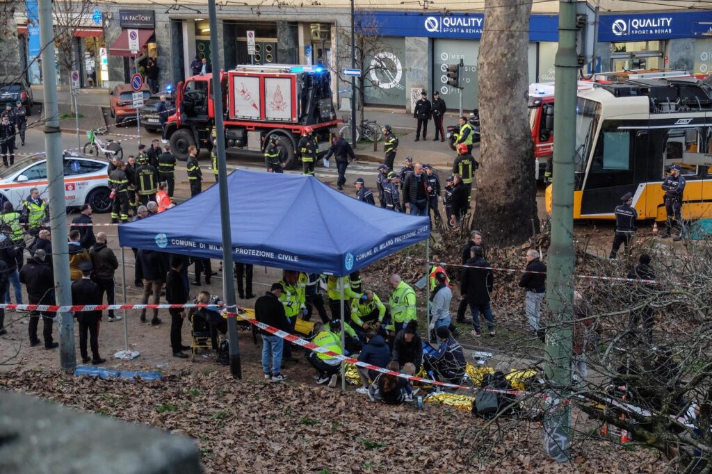 tram deraglia a milano