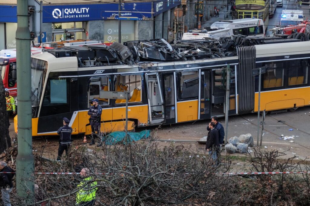 tram deraglia a milano