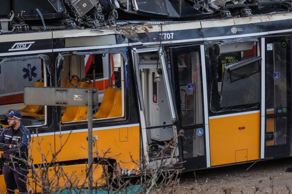 tram deraglia a milano