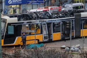 tram deraglia a milano