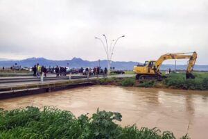 uomini a lavoro per arginare piena crati