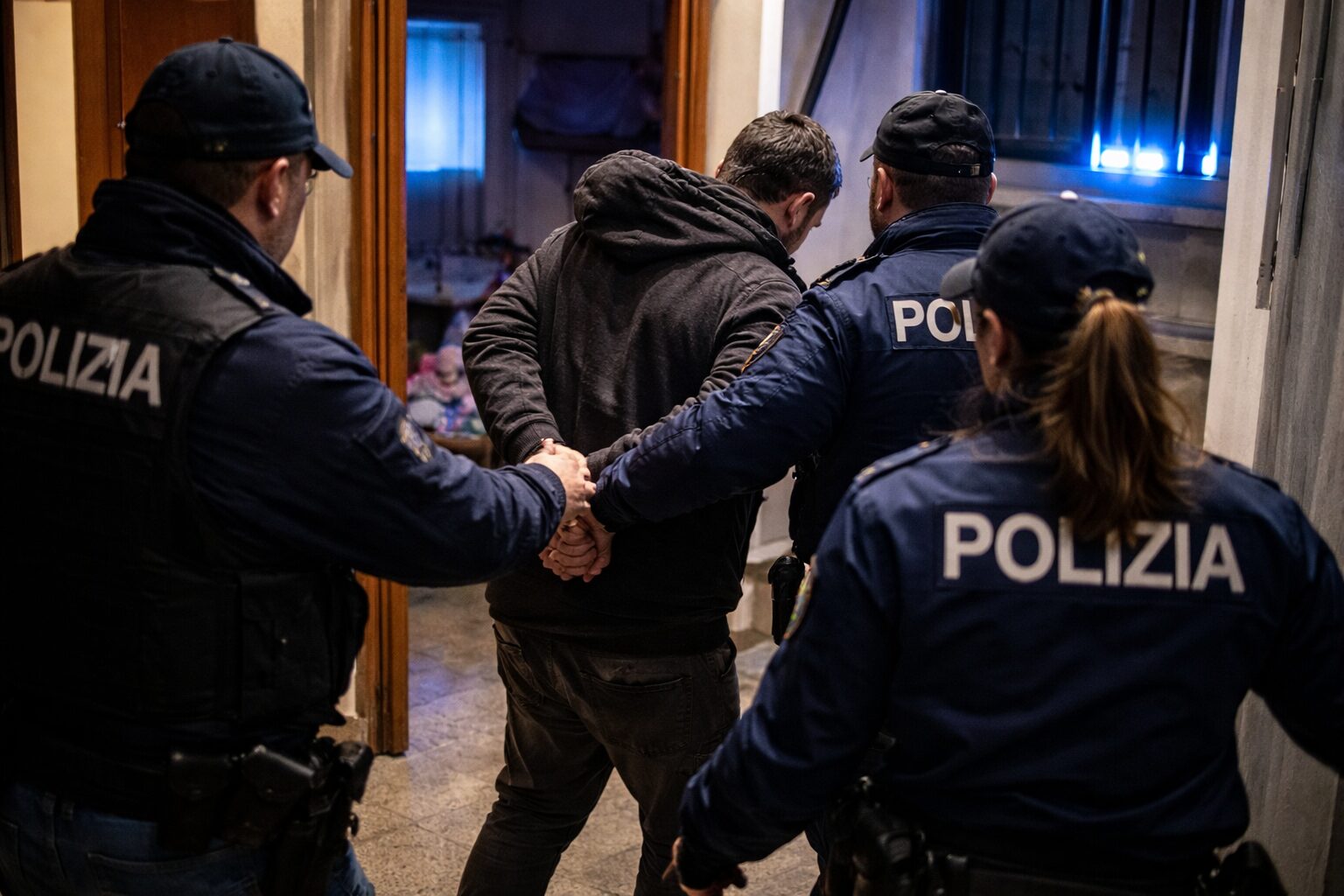 uomo violento allontanato dalla polizia