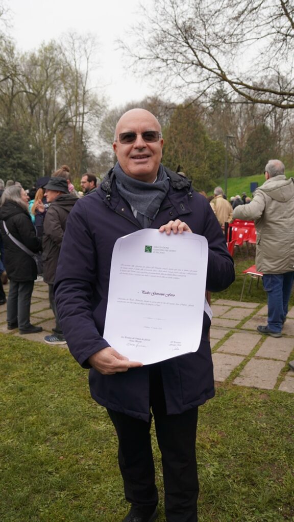 01 - MIlano 03 - avv Giuseppe Rotilio con la pergamena