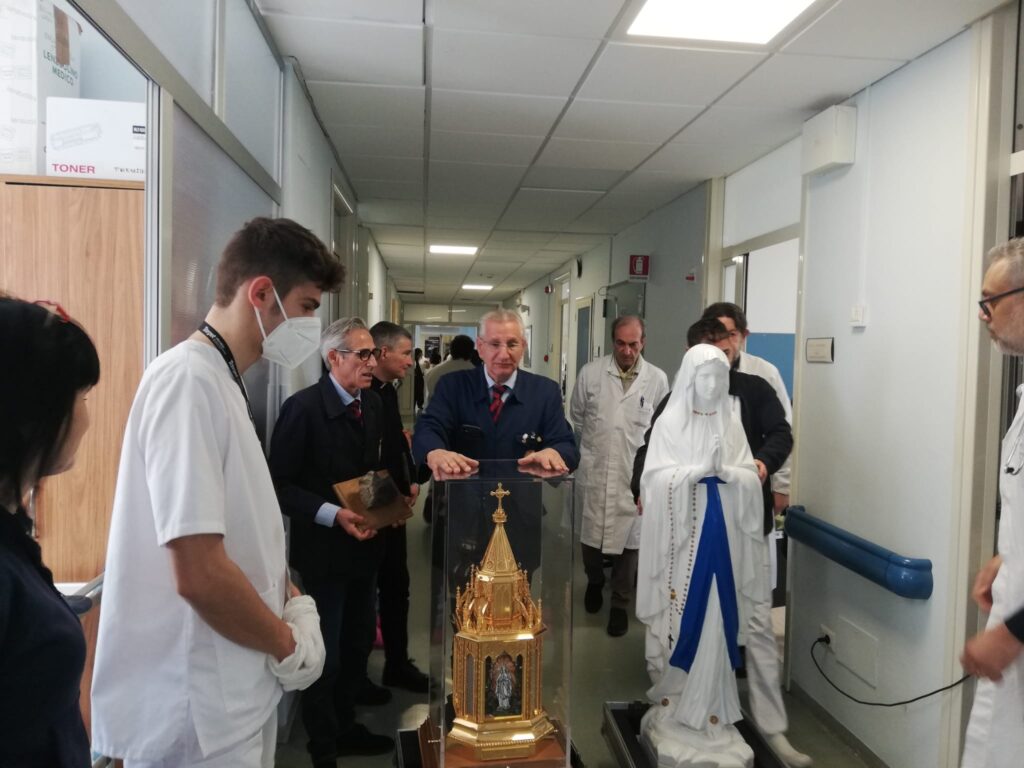 ASP Crotone accoglie reliquiario Santa Bernadette (1)
