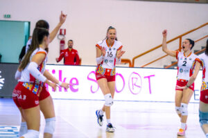 Anamarija Galic festeggia un punto con le compagne